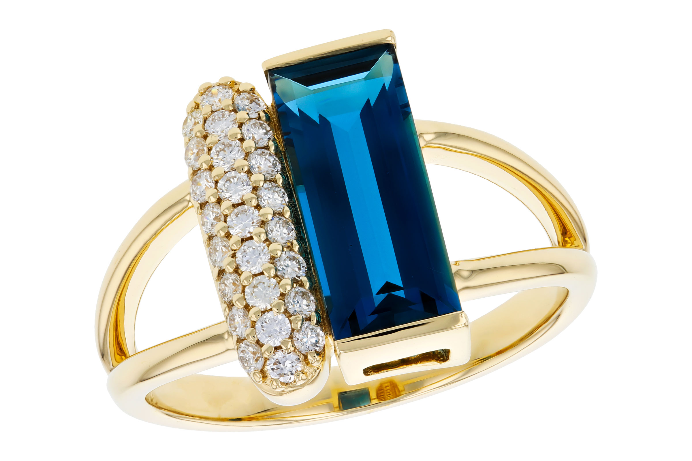 H330-56658: LDS RG 2.67 LONDON BLUE TOPAZ 2.92 TGW (12x5MM BT)